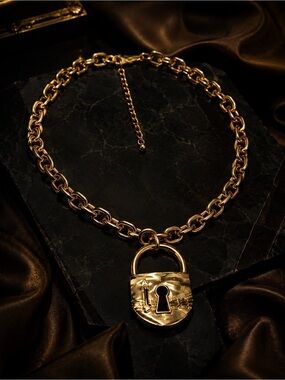 Lock Etoile Chunky Chain Necklace